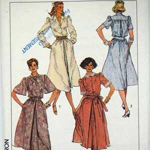 Pode incluir: Padrão de costura Simplicity vintage 6841 com quatro designs de vestidos. O padrão inclui ilustrações de vestidos em vários estilos, incluindo um vestido abotoado, um vestido com mangas curtas e um vestido com laço. O tamanho do padrão é 20+22+24.