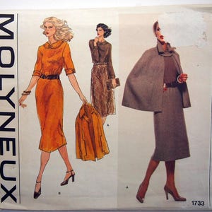 Puede incluir: Un patrón de costura vintage para un vestido y una capa. El patrón es de Vogue Paris Original y está diseñado por Molyneux. El número del patrón es 1733.