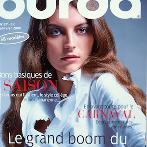 Puede incluir: Una portada de revista de moda con una mujer de pelo castaño y una blusa blanca. El título de la revista "burda" está en la parte superior. El texto incluye "N° 97 - 6 €" y "Janvier 2008".