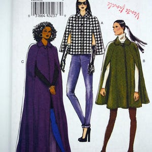 Op de afbeelding: Vogue patroon V8959 met illustraties van drie capes in paars, zwart-wit pied-de-poule en olijfgroen. Maten: Lrg-XXL. De tekst 'Very Easy Vogue' is zichtbaar.