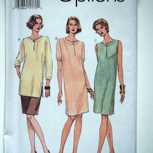 Puede incluir: Patrón de costura Vogue Easy Options. El patrón presenta tres diseños de vestidos con cuello redondo y abertura frontal. El patrón incluye tallas 8-10-12. Los vestidos son en beige, melocotón y verde.