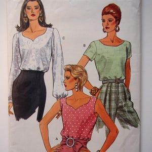 Könnte beinhalten: Ein Vintage Very Easy Very Vogue Schnittmuster, Größe 8-10-12. Das Schnittmuster zeigt Illustrationen von drei verschiedenen Outfits: einer Bluse, einem Oberteil und einem Kleid. Die Outfits sind in verschiedenen Farben und Stilen.