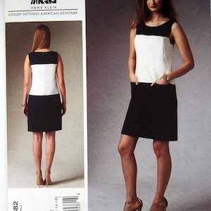 Op de afbeelding: Een Vogue Patterns American Designer naaipatroon-envelop voor een Anne Klein jurk. Het ontwerp toont een mouwloze, color-block shift-jurk met een zwart lijfje, een wit middengedeelte en een zwart rokgedeelte voorzien van zakken.
