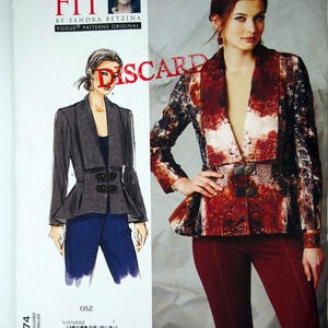 Puede incluir: Un patrón de costura titulado "Today's Fit" de Sandra Betzina. El patrón presenta ilustraciones de una chaqueta y un pantalón, con una modelo que lleva la chaqueta y el pantalón. El patrón está impreso en EE. UU.