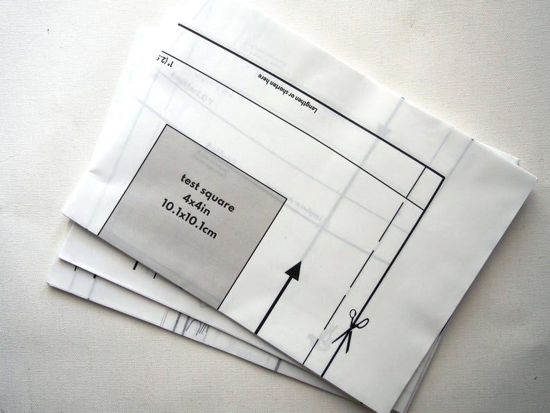 Może przedstawiać: Biały szablon papierowy z czarnym obrysem kwadratu z etykietą "test square 4x4in 10.1x10.1cm" i ikoną nożyczek.