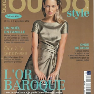 Op de afbeelding: Een cover van het tijdschrift Burda Style met een vrouw in een gouden jurk en een zwarte clutch. De titel is "L'OR BAROQUE" in turquoise. De uitgave is van december 2012. Het tijdschrift toont modetrends.