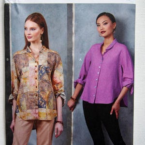 Puede incluir: Patrón de costura Vogue Patterns para una camisa, con dos modelos que llevan diferentes versiones de la camisa. La modelo de la izquierda lleva una camisa estampada multicolor con pantalones de color canela, y la modelo de la derecha lleva una camisa de color morado sólido con pantalones negros. El número del patrón es V1899.