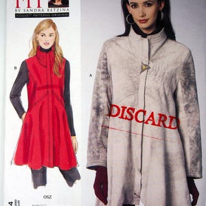 Peut inclure: Patron de couture original Vogue Patterns avec deux modèles de manteaux. L'un est un long manteau de couleur claire avec une fermeture unique. L'autre est un gilet rouge avec un col montant. Le patron comprend toutes les tailles et est imprimé aux États-Unis.