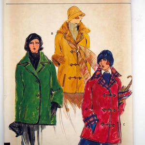 Op de afbeelding: Vintage Vogue Patterns naaipatroon met illustraties van drie verschillende jassen. De jassen zijn groen, geel en rood, met knevelsluitingen. Het patroon is maat 16.