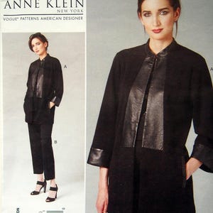 Puede incluir: Patrón de costura Anne Klein Vogue Patterns American Designer, conjunto de chaqueta y pantalón negros. La chaqueta tiene detalles de cuero. El patrón es V1264, talla A5 (6-8-10-12-14).