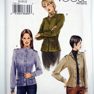 Puede incluir: Patrón de costura Vogue Patterns, número 7764, con ilustraciones de tres diseños de chaquetas. Tallas 18, 20, 22. Las chaquetas son de varios colores, incluyendo azul, verde y beige. El texto incluye "PATTERN/PATRON" y "SIZE/TAILLE".