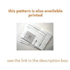 Op de afbeelding: Een stapel witte papieren patronen met zwarte lijntekeningen en tekst. De tekst "this pattern is also available printed" en "see the link in the description box" zijn oranje. Het patroon bevat een vak met de tekst "test square 4x4in 10.1x10.1cm".