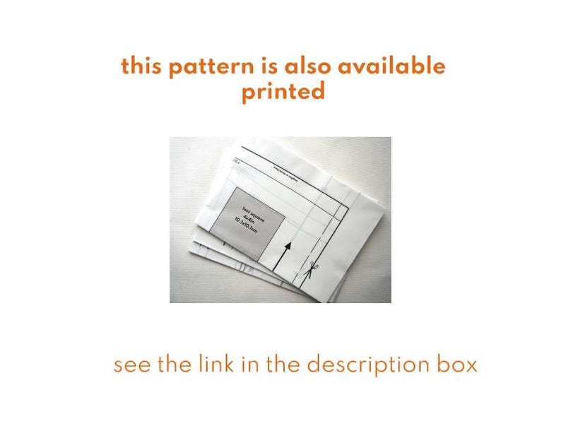 Op de afbeelding: Een stapel witte papieren patronen met zwarte lijntekeningen en tekst. De tekst "this pattern is also available printed" en "see the link in the description box" zijn oranje. Het patroon bevat een vak met de tekst "test square 4x4in 10.1x10.1cm".