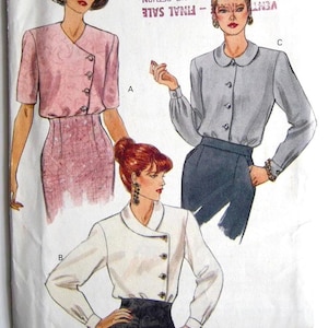 Könnte beinhalten: Ein Vintage-Schnittmuster von Very Easy Very Vogue mit Abbildungen von drei verschiedenen Blusen-Designs. Die Musternummer ist 8202, mit den Größen 8-10-12. Der Text "FINAL SALE" ist sichtbar.