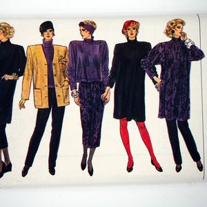 Pode incluir: Um envelope de molde de costura Vogue Patterns 9698 para os tamanhos 14-16-18. A ilustração apresenta cinco figuras vestindo várias roupas, incluindo um vestido preto, um blazer amarelo com calças pretas, um top roxo com saia estampada, um vestido preto com meias-calças vermelhas e uma túnica roxa estampada com calças pretas.