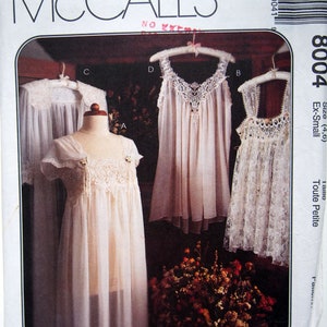 Puede incluir: Patrón de costura McCall's con tres diseños de lencería vintage. Los diseños incluyen un vestido largo, un camisón corto y una braga con encaje. El patrón está etiquetado como "Alicyn Exclusives" e incluye información de tallas.