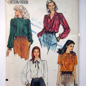 Op de afbeelding: Vintage Vogue naaipatroon met illustraties van blouses. Het patroon bevat meerdere blouse-ontwerpen, met verschillende stijlen met lange en korte mouwen, strikdetails en knoopsluitingen. Het patroon is gelabeld "Very Easy Vogue" en maat 10.