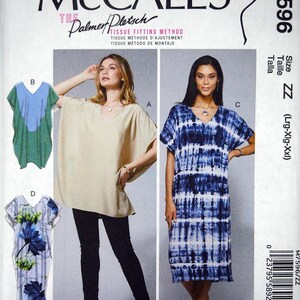 Op de afbeelding: McCall's naaipatroon M7596 met verschillende jurk- en topontwerpen. Het patroon bevat een beige top, een blauw-witte tie-dye jurk en een jurk met blauwe bloemenprint. De patroongrootte is ZZ (Lrg-Xlg-XXl).
