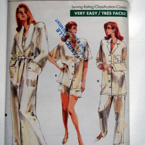 Puede incluir: Patrón de costura Vogue Patterns con diseños de ropa de dormir. El patrón incluye una bata, un conjunto de camisa de manga corta y pantalones cortos, y un conjunto de camisa de manga larga y pantalones. El patrón está clasificado como "Muy fácil" e incluye tallas 8-10-12.