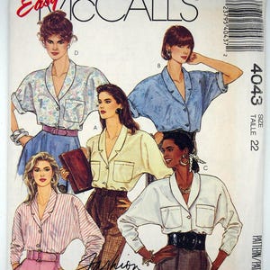 Puede incluir: Un sobre de patrón de costura Easy McCall's 4043 para talla 22, que muestra ilustraciones de cuatro estilos de blusas con cuellos de solapa, botones frontales y bolsillos en el pecho, en telas con estampados florales, lisos y rayas.