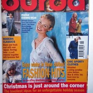 Puede incluir: Una portada de revista para Burda, con una mujer con un vestido blanco y un tema festivo navideño. El texto de la portada dice: "¡Disfruta del invierno con esta ropa! Tendencias de moda para la oficina, el centro de la ciudad, el tiempo libre y las fiestas. La Navidad está a la vuelta de la esquina. Las ideas más bonitas para una Navidad inolvidable."