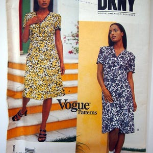 Pode incluir: Um padrão de costura para um vestido com decote em V e mangas curtas. O padrão é da Vogue Patterns e foi desenhado pela DKNY. O padrão é para os tamanhos 8-10-12.
