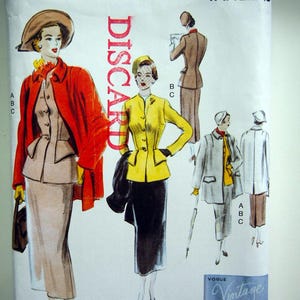 Peut inclure: Enveloppe de patrons Vogue vintage. L'illustration présente des modèles de mode féminine de 1949, notamment des tailleurs et des manteaux de différentes couleurs comme le rouge, le jaune et le gris. L'enveloppe comprend le texte "Vogue Patterns" et "Vintage Mode".