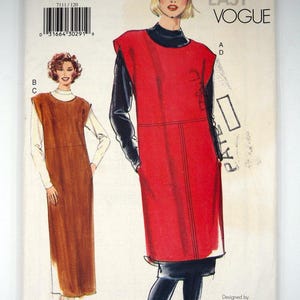 Op de afbeelding: Vintage Vogue naaipatroon 7111. Het patroon bevat illustraties van twee verschillende jurk ontwerpen. De omslag heeft een rood jurk ontwerp met zwarte mouwen en een zwarte baret. De patroonmaat is 12-14-16.