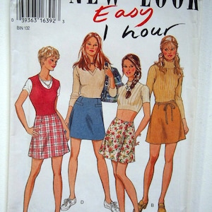 Könnte beinhalten: Ein Vintage-Schnittmuster namens "New Look" mit Illustrationen von vier Frauen in verschiedenen Outfits. Die Schnittmusternummer ist 6322, die Größen sind 6-16 und EUR 32-42. Der Text "Easy 1 hour" ist in roter Kursivschrift geschrieben.