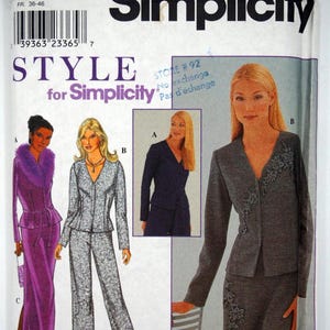 Puede incluir: Patrón de costura Simplicity para moda femenina. El patrón ofrece varios estilos, incluyendo un traje y un vestido. El paquete muestra ilustraciones de las prendas terminadas e incluye el texto "STYLE for Simplicity".