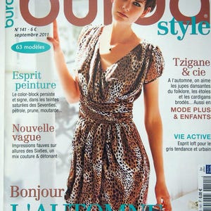 Könnte beinhalten: Ein Magazin-Cover mit einer Frau in einem Leopardenmuster-Kleid. Das Magazin trägt den Titel "Burda Style" und enthält französischen Text. Das Cover zeigt die Ausgabennummer, das Datum und Schlagzeilen zu Herbstmodetrends.