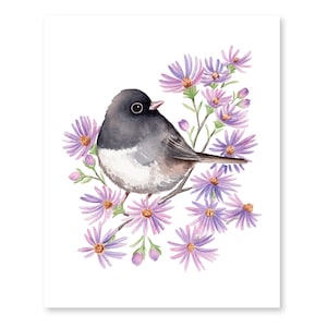 Può includere: Un dipinto ad acquerello di un piccolo uccello grigio e bianco appollaiato su un ramo con fiori viola. L'uccello ha un occhio nero e un piccolo becco. I fiori sono in fiore e hanno un aspetto delicato, ad acquerello.