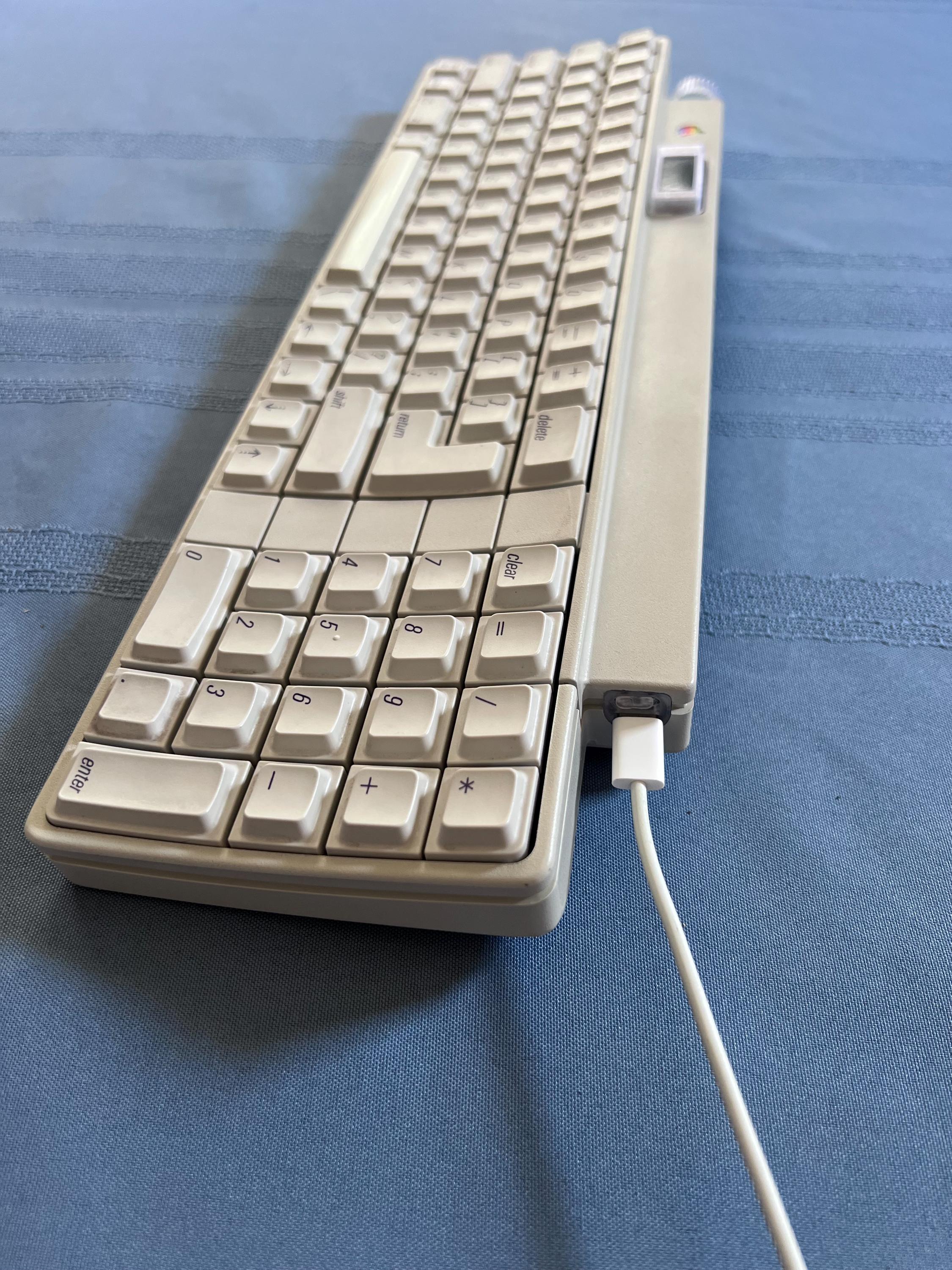 レトロなAppleキーボードへの変換。カスタム変換されたBluetooth