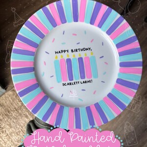 Happy Birthday - Handbemalter Teller für Geburtstage, besonderes Geburtstagsgeschenk (Option für spezielle Notizen auf der Rückseite!) - Kerzen und Streusel