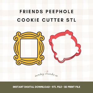 Pode incluir: Dois cortadores de biscoitos: uma moldura amarela e um contorno vermelho de uma moldura. A moldura amarela tem um centro quadrado e detalhes ornamentados. O cortador vermelho é uma versão simplificada. O texto na parte superior diz "FRIENDS PEEPHOLE COOKIE CUTTER STL".