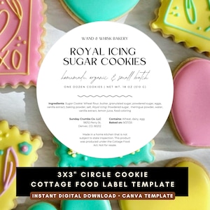 Puede incluir: Vista aérea de galletas de azúcar decoradas con una etiqueta. Las galletas tienen varias formas, incluyendo corazones y cuadrados, y están decoradas con glaseado rosa, amarillo y turquesa. La etiqueta dice "Royal Icing Sugar Cookies".