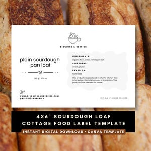 Könnte beinhalten: Eine 4x6" Sauerteigbrot-Lebensmitteletikettenvorlage mit dem Text "einfaches Sauerteigbrot". Das Etikett enthält Zutaten, Allergene und ein Backdatum. Der Hintergrund zeigt mehrere Brotlaibe.