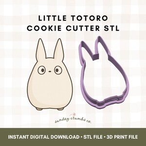 Pode incluir: Uma ilustração de um personagem Little Totoro ao lado de um cortador de biscoitos roxo com a mesma forma. O texto "LITTLE TOTORO COOKIE CUTTER STL" está no topo. Abaixo está o texto "INSTANT DIGITAL DOWNLOAD • STL FILE • 3D PRINT FILE".