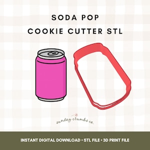 Op de afbeelding: Illustratie van een roze frisdrankblikje naast een rode koekjesvorm in de vorm van een frisdrankblikje. De tekst "SODA POP COOKIE CUTTER STL" staat bovenaan. Daaronder staat de tekst "INSTANT DIGITAL DOWNLOAD STL FILE 3D PRINT FILE".