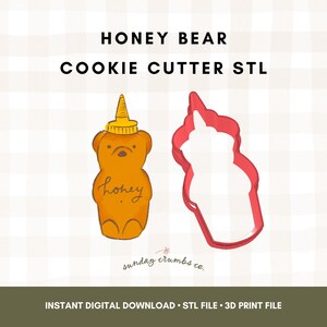 Puede incluir: Ilustración de un cortador de galletas de oso de miel y un contorno rojo del cortador. El oso de miel es naranja con una tapa amarilla y la palabra "honey" escrita en él. El texto "HONEY BEAR COOKIE CUTTER STL" está en la parte superior.