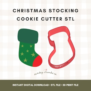 Puede incluir: Un archivo STL de cortador de galletas de calcetín navideño. La imagen muestra un calcetín navideño verde y rojo con estrellas doradas y un contorno rojo de un calcetín. El texto "CHRISTMAS STOCKING COOKIE CUTTER STL" está en la parte superior.