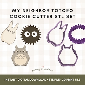 Pode incluir: Um conjunto de cortadores de biscoitos com personagens de "Meu Vizinho Totoro". O conjunto inclui um personagem Totoro, um duende de fuligem e vários contornos de cortadores de biscoitos roxos. O texto "My Neighbor Totoro Cookie Cutter STL Set" é exibido no topo.