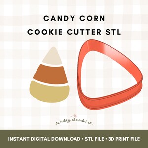Peut inclure: Image numérique d'un emporte-pièce en forme de bonbon de maïs. L'image comprend un graphique de bonbon de maïs et un emporte-pièce en plastique rouge en forme de triangle. Le texte en haut indique "CANDY CORN COOKIE CUTTER STL".