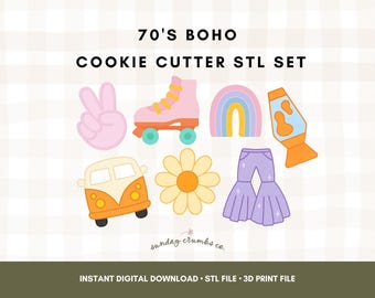 Op de afbeelding: Een set koekjessnijders met een thema uit de jaren 70. De set bevat een vredesteken, rolschaats, regenboog, lavalamp, bloem, uitlopende broek en een retrobusje. De tekst "70'S BOHO COOKIE CUTTER STL SET" staat bovenaan.