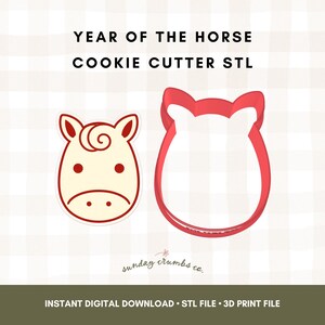 Pode incluir: Dois cortadores de biscoitos em forma de cabeça de cavalo. Um é um design sólido, o outro é um contorno. A cabeça do cavalo é creme com detalhes em vermelho. O texto "YEAR OF THE HORSE COOKIE CUTTER STL" está no topo.