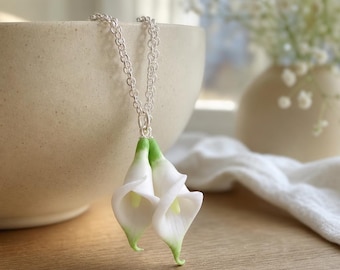 Collana con fiori, ciondolo vistoso a forma di calla, collana con charm floreale