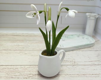 Fiori di porcellana fredda bucaneve in una brocca del latte Bucaneve come regalo Scultura botanica di bucaneve al tatto, fiori primaverili artificiali