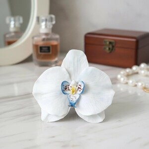 Horquillas de orquídea blanca, tocado nupcial de arcilla polimérica, accesorio floral para el cabello para bodas.