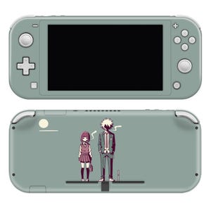 以下が含まれることがあります： 緑色のニンテンドースイッチライト本体に、制服を着た2人のキャラクターが描かれたカスタムスキンが貼られています。イラストは黒、白、紫とピンクの色合いで描かれています。