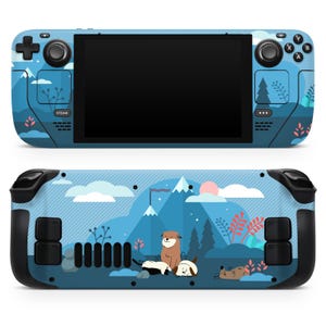 Op de afbeelding: Een blauw en wit geïllustreerd ontwerp met een bergketen, wolken, bomen en een groep dieren. Het ontwerp is gedrukt op een zwart draagbaar gameapparaat met knoppen en een scherm.